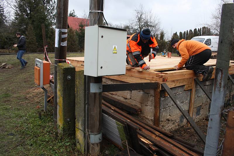 Fanoušci úzkokolejky Osoblažky sledují, jak v Amalíně pokračují práce na replice historické čekárny. Firma se rozhodla vybudovat tuto zastávku zadarmo jako sponzorský dar.