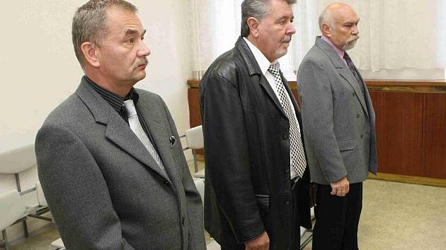 Obžalovaní Pavel Šatura, Bohuslav Špinar a Miloslav Bureš byli odsouzení za zvýhodňování věřitelů. Vězení se ale vyhnuli, stihl je pouze podmíněný trest.