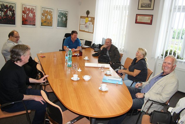 Manželé Hodycovi se setkali u jednoho stolu s místním farářem Oldřichem Mášou, jáhnem Marcelem Jedelským, starostou Mojmírem Pargačem a kastelánem Tomášem Zembou.