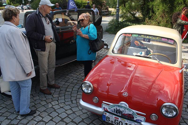 Kolona autoveteránů si na své cestě pohraničím udělala zastávku také na krnovském náměstí.