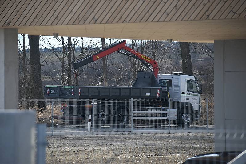 V průmyslové zóně Krnov - Červený Dvůr právě rozjíždí výrobu potravinářská firma DMHermes Trade.  Nejznámějším produktem této firmy jsou proteinové a ovocné „raw energy“ tyčinky Bombus.