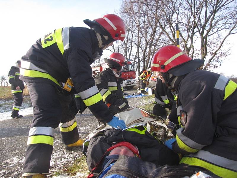 Cvičení hasičů. Zásah u dopravní nehody dvou osobních vozidel s vyproštěním osob u obce Rusín. 