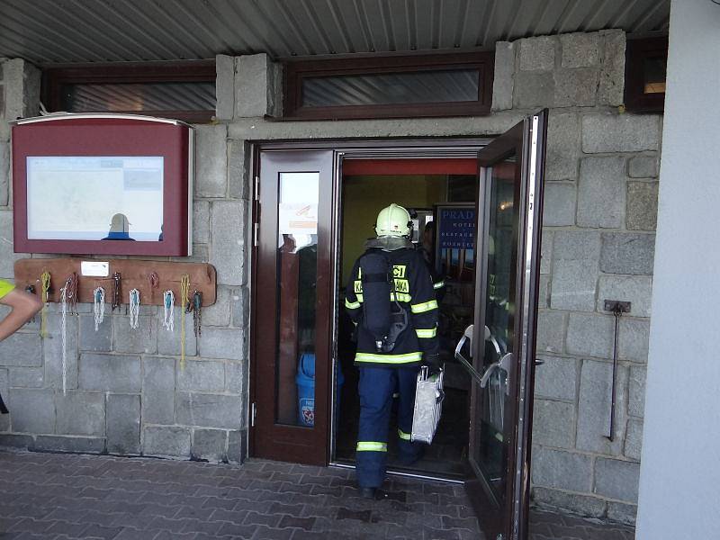 Šest jednotek hasičů se zapojilo v pondělí odpoledne do prověřovacího cvičení na nejvyšší hoře Jeseníků - Pradědu.