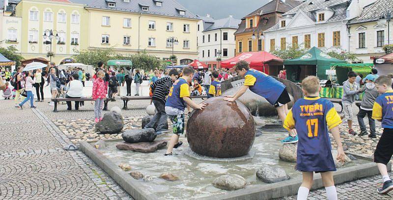 Bruntál. Vodní prvek na náměstí Míru láká hlavně děti.