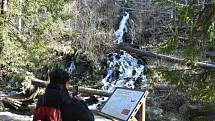 Nejdostupnější vodopád je v Karlově Studánce hned vedle parkoviště. Byl postaven koncem 19. století pro potěšení lázeňských hostů.