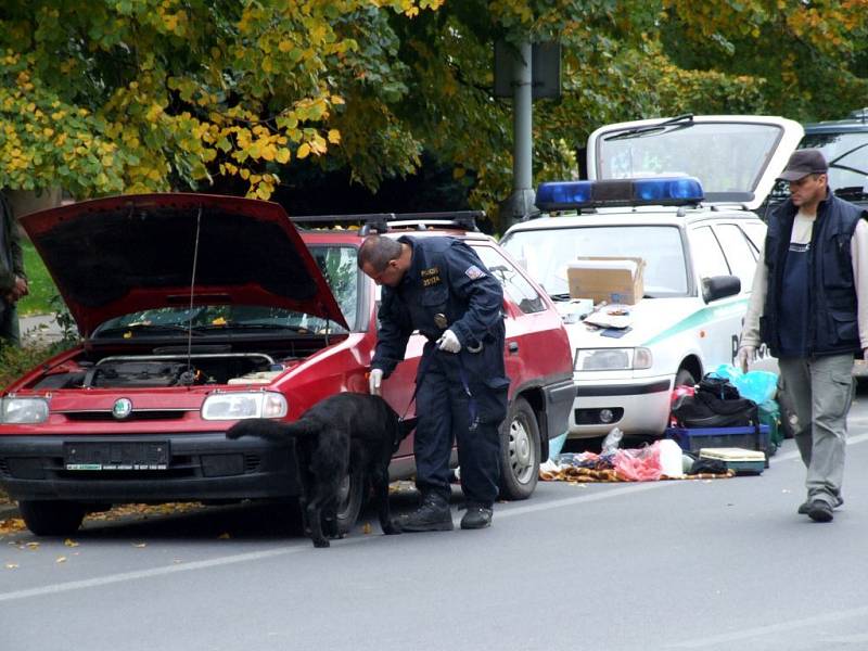 Jako z akčního filmu vypadal včerejší policejní zásah na křižovatce ulic Budovatelů a Jesenické v Krnově. Mladého muže ve škodovce vyhmátli krátce před půl desátou dopoledne.