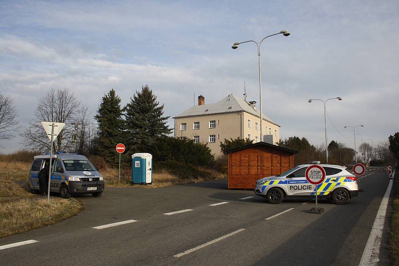 Policisté, kteří střeží krnovský hraniční přechod, nikoho do Polska nepustí. Předání českých léků polskému pacientovi na hranicích ale není problém.