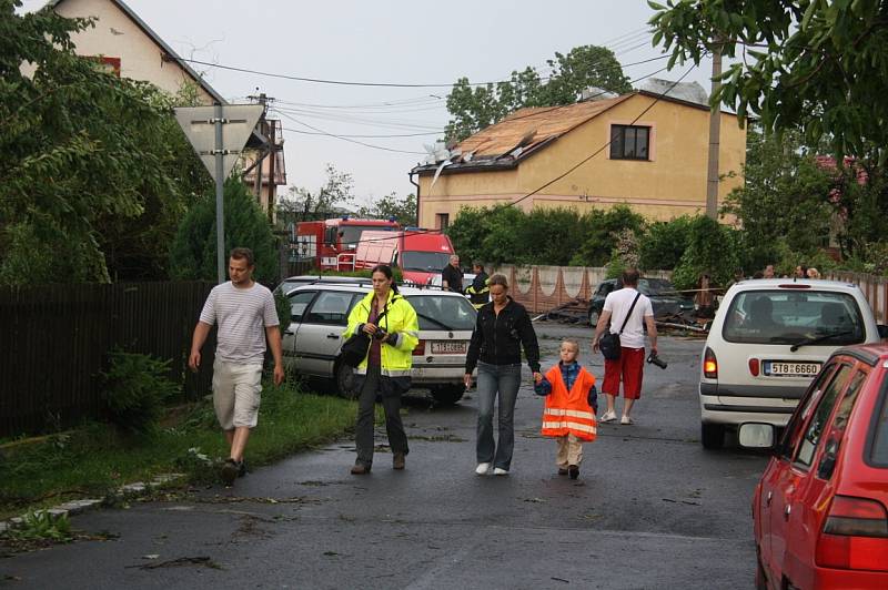 Následky ničivého tornáda na Krnovsku, červen 2013.