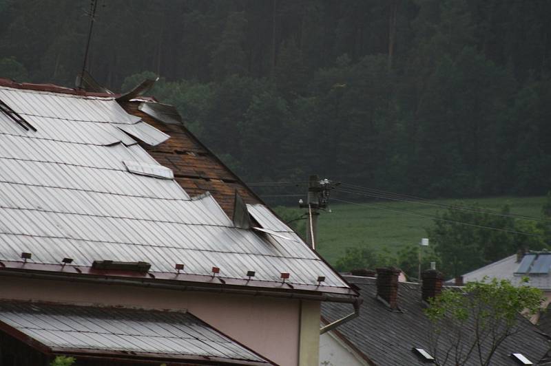 Následky ničivého tornáda na Krnovsku, červen 2013.