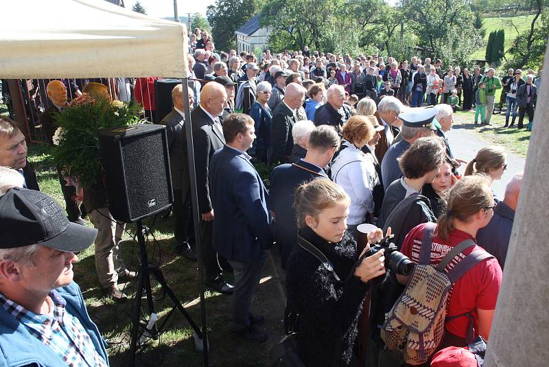 Osmdesáté výročí Liptaňské tragédie kromě pietního kladení květin k památníkům letos provázela také rekonstrukce této události.