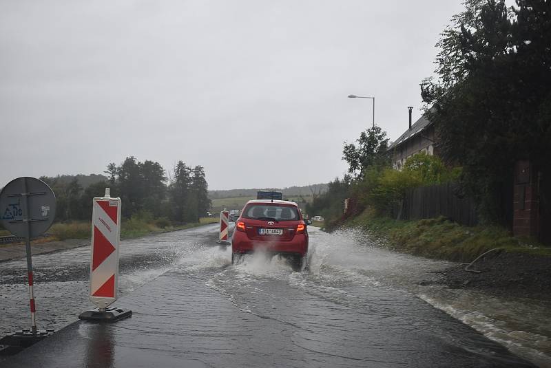 V úseku u Krnova, kde se silnice první třídy změnila ve staveniště obchvatu, musí auta přes "brod" . Naštěstí je brouzdaliště na silnici zatím mělké.