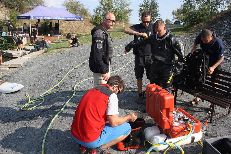 Společného cvičení policejních a báňských potápěčů u zatopeného lomu Šifr u Svobodných Heřmanic.