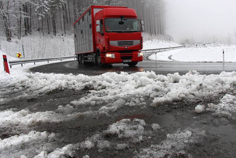 Zimní údržba silnice na Červenohorském sedle.