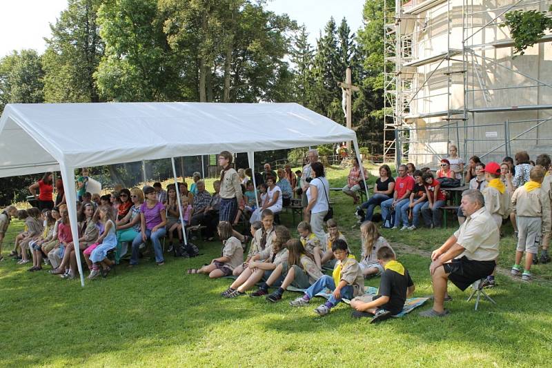 Křížovou cestou proudili na svátek svaté Anny ke stejnojmennému kostelu na Annabergu nad Andělskou Horou poutníci, aby si vyslechli mši svatou duchovního správce Marka Žukowského. 