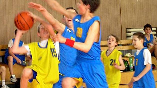 Basketbalisté bruntálského Slavoje v akci.