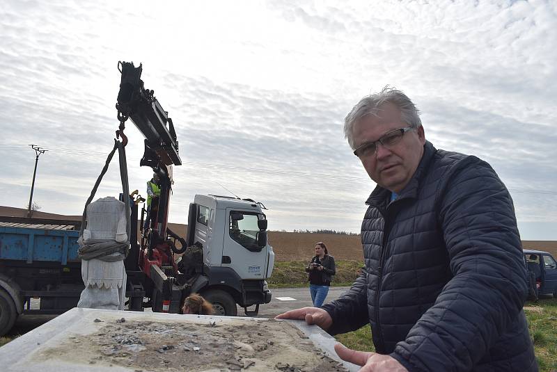 V Hlince před mnoha lety vandal změnil památník padlým  na Bezhlavého rytíře. V restaurátorské dílně rytířovi vrátí tvář, aby se zase stal důstojnou pietou.