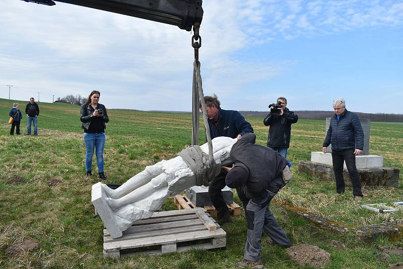 V Hlince před mnoha lety vandal změnil památník padlým  na Bezhlavého rytíře. V restaurátorské dílně rytířovi vrátí tvář, aby se zase stal důstojnou pietou.