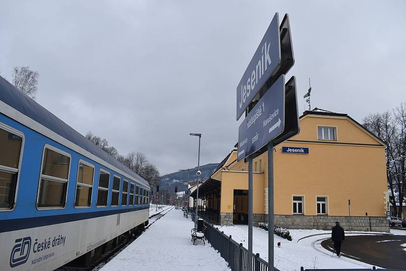 Nádraží v Jeseníku má dnes naprosto stejné sloupy jako nádraží v Housatech. Shoduje se vchod do restaurace, kolejiště v zatáčce i svahy v pozadí.