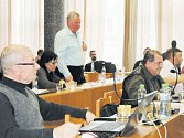 Břetislav Kohut jako vedoucí finančního odboru bruntálské radnice zastupitelům řekl, že město získá peníze do dražby dodatečnou úpravou rozpočtu.