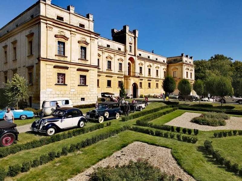 Zámek Slezské Rudoltice je fotogenické místo. To už dávno zjistil Zdeněk Caisberger, který jako pilot dronu zaznamenává krásy zámku ze všech stran.