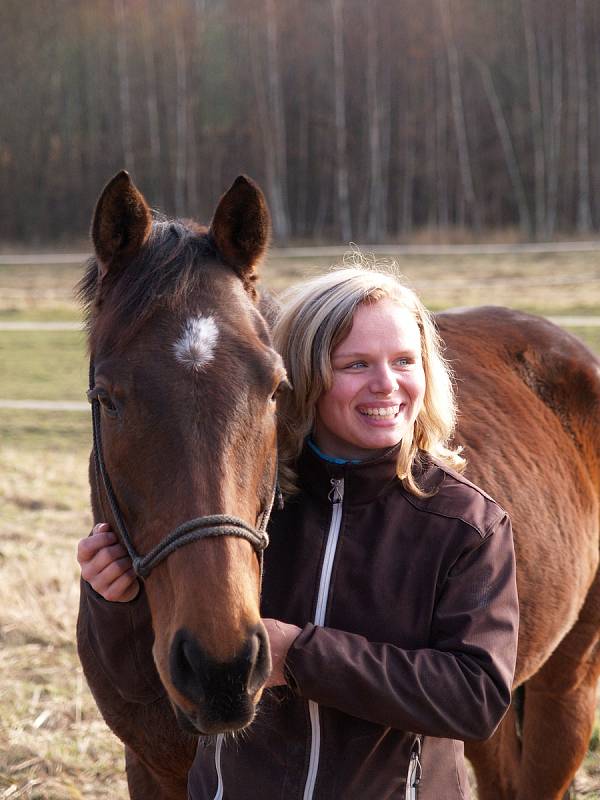 Stáj Láryšov Jany Blažejové nabízí výuku a rekreační ježdění na koních. Obdivovat přírodou ze sedla lze v každém ročním období.