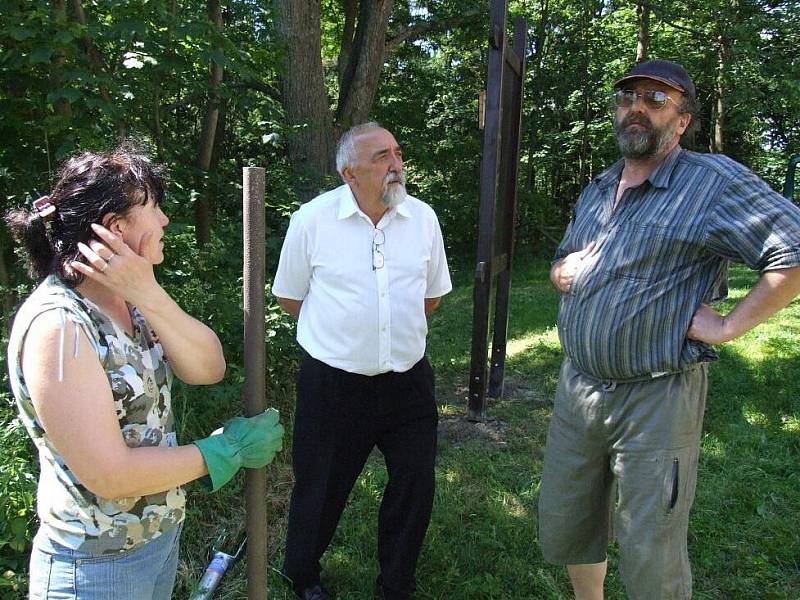 Práce na stezce. Marie Kuběnová a Stanislav Mikulec (zleva) diskutují o umístění naučné stezky, laviček a lavic ve směru od Andělské Hory na Annaberg se starostou města Dušanem Vavříkem