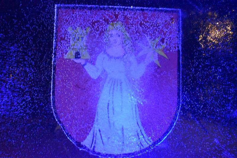 Výlet do Dívčího Hradu je nejlépe naplánovat po setmění. Ledový anděl a mrazivý trůn před obecním úřadem neustále mění barvy.