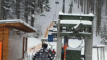 K červené a černé sjezdovce přepravuje zimní rekreanty v lyžařském areálu Klobouk v Karlově pod Pradědem nová dvousedačková lanovka.