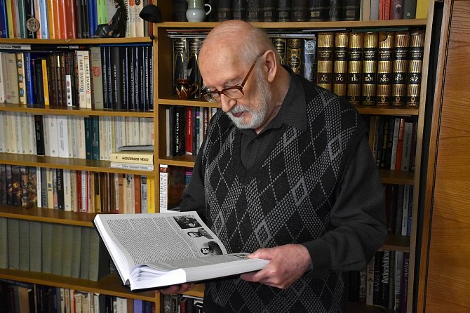 Historik a archeolog Jiří Karel v pětaosmdesáti letech  vydává výpravnou  publikaci „Rýmařov v dějinách“ jako završení svého celoživotního díla. Jeho kniha  má rozsah tisíc stran. Stojí 1200 korun.