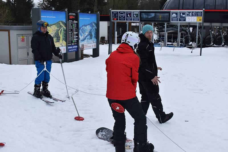 Tažení lyžařů za rolbou je zimní sport známý jako „rolba skijöring“. Děti v Kopřivné této zábavě říkají rolbavláček. Může to být také alternativní doprava lyžařů na kopec, když je  zavřený vlek i lanovka.