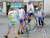 Cyklistům vloni pršelo. Ani počasí neodradilo mistra světa v jízdě na vysokém kole Josefa Zimovčáka a jeho doprovod od startu.