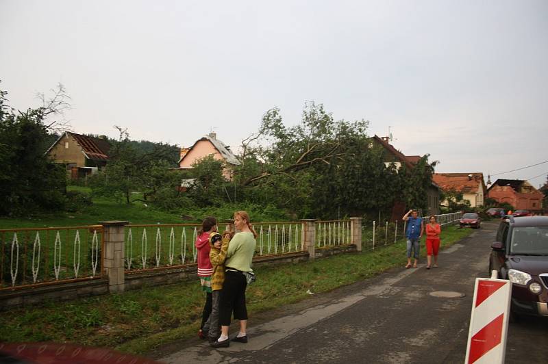 Následky ničivého tornáda na Krnovsku, červen 2013.