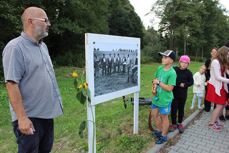 Lomnice se změnila ve výstavní síň pod širým nebem s fotografiemi Jindřicha Streita.