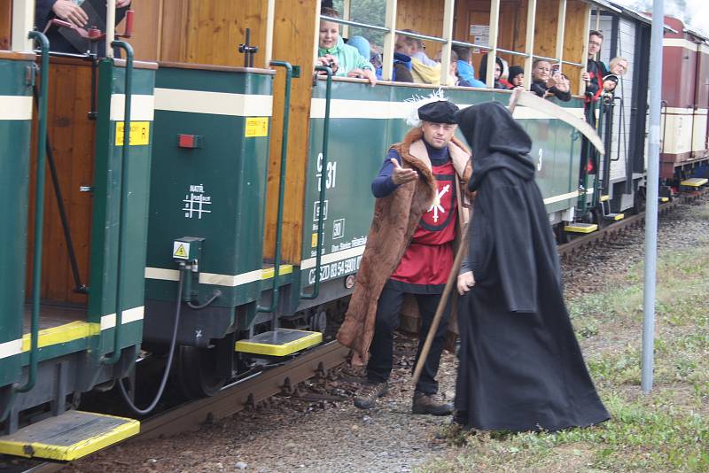 Prvorepublikový parní vlak na Osoblažce byl plný noblesních cestujících i strašidel, protože se zde natáčela pozvánka na Strašidelný Fulštejn.