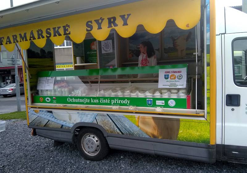 První farmářský trh na vrbenském náměstí nabízel čerstvé potraviny, produkty regionálních farmářů i rukodělné a řemeslné výrobky českých výrobců a producentů.