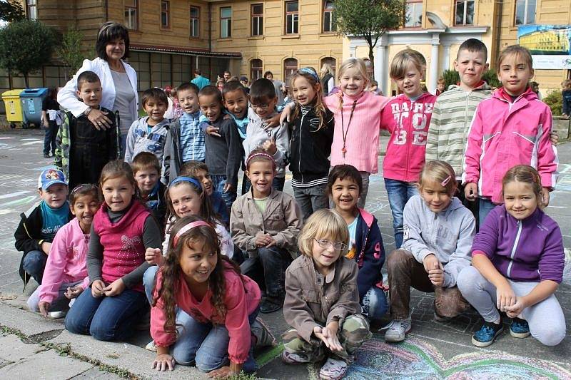 Školní a předškolní výuku si zpestřili žáci bruntálského Petrinu a děti ze všech šesti místních mateřských škol ve čtvrtek 12. září vymalováním silnice ve Školní ulici. Prostor před školou zdobila sluníčka, veselé postavičky i zvířátka.