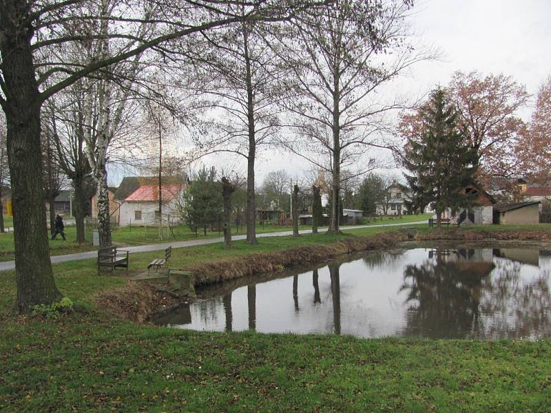 Slezské Pavlovice po roce čekají nové volby. Současní zastupitelé nejsou schopni spolu komunikovat, zastupitelé za KSČM i jejich náhradníci složili mandáty, zastupitelstvo v čele se starostkou Lenkou Drozdovou není usnášeníschopné.