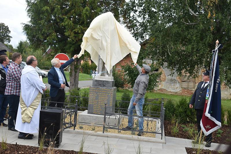 Hlinka přivítala návrat Rytíře. Dobrovolní hasiči připravili obřad žehnání praporu a oslavili 75 let od své jednotky. Vše uzavřela zábava Hlinka buduje, zpívá a tančí. Září 2021.