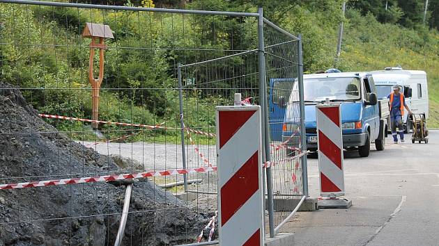 Výměna vodovodu zasahuje částečně do silnice v Karlově pod Pradědem, žádné výraznější omezení ale motoristy nečeká.