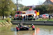Rozsáhlé cvičení Integrovaného záchranného systému se uskutečnilo ve Slezských Rudolticích. V akci byli policisté, kteří pátrali po pachateli přepadení pošty a hasiči, kteří museli uhasit jedno hořící vozidlo a další vyprostit z vodní nádrže.