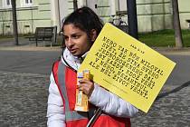 Pouliční evangelizaci Armády spásy v centru Krnova provází heslo „Srdce Bohu, ruce lidem" a křesťanské velikonoční poselství. 5. dubna 2023