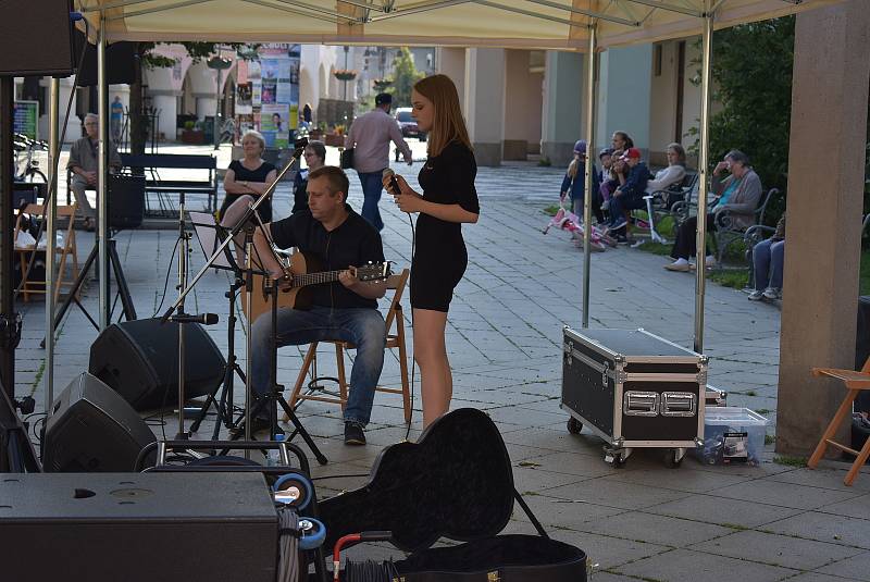 Výstavu historických fotografií Krnova zahájil koncert Wiktorie Wójtowicz. Byl to jeden z prvních koncertů cyklu „Náš pááááteček, aneb v létě nikam nespěcháme“.