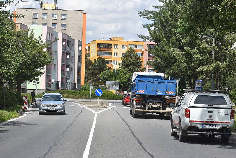 Koncepce zeleně na kruhových objezdech v Krnově se v roce 2022 se stala terčem kritiky. Letos poprvé péči o zeleň Ředitelství silnic a dálnic ČR přenechalo městu.