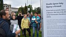 Krnované společně s autory studie prošli kolem řeky Opavy přesně 23 let po tragických povodních 1997. Zajímalo je, jak plánovaná miliardová investice do protipovodňových opatření změní  řeku a město.