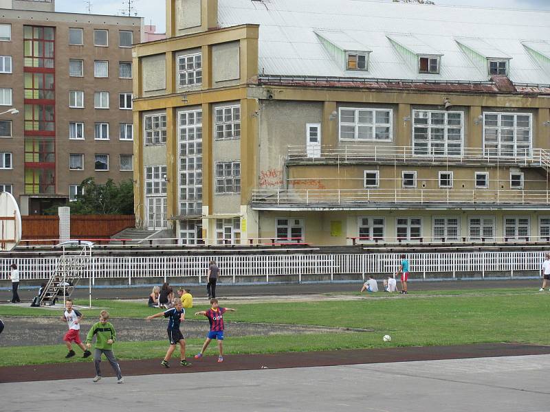 Krnované mají atletický stadion spojený se školními hodinami tělocviku. Od dob, co se zde  cvičily spartakiády, se mnoho nezměnilo.