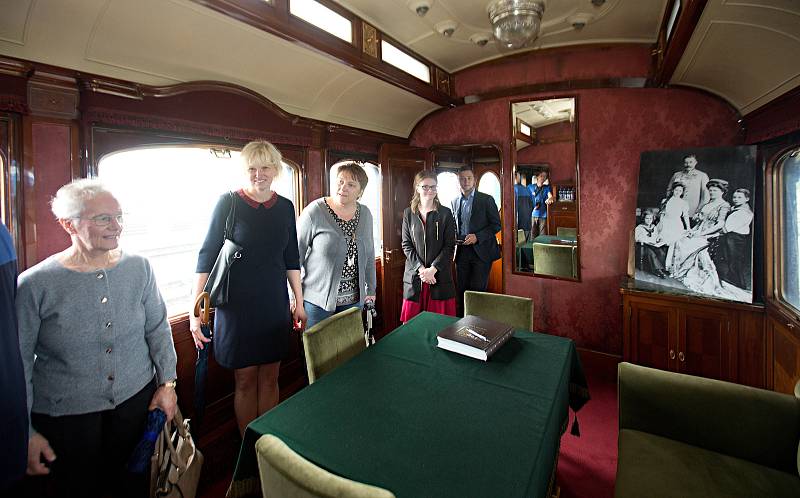 Vlak sestavený z vagonů, kterými cestovali českoskoslovenští prezidenti, vyrazil na turné po Česku a Slovensku. Výraznou stopu v něm zanechali řemeslníci z Krnovska a Ostravska.