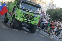 Kamion řízený Martinem Kolomým z Bruntálu zdraví diváci Rallye Dakar v Jižní Americe při jeho startu v Buenos Aires.