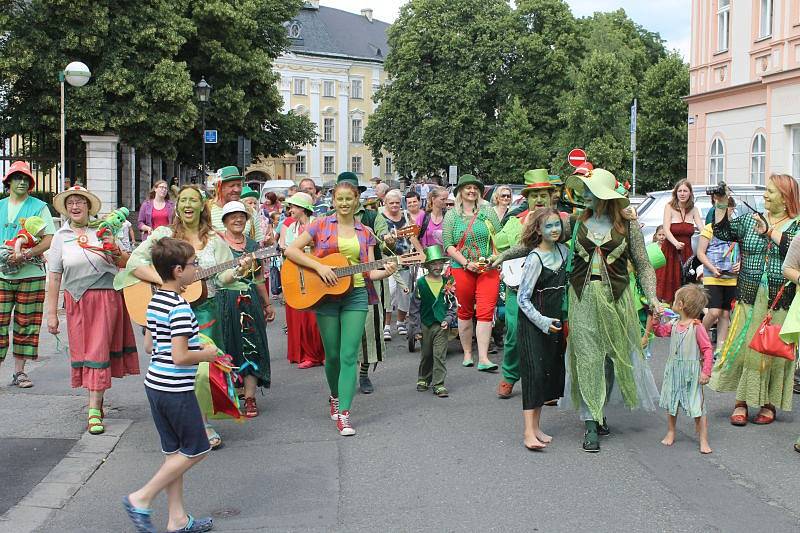 Charakteristickým symbolem Vodnického splavu je možné směle nazývat dívenku, která obsadila při dostaveníčku v Bruntále vrcholek vodního prvku na Zámeckém náměstí. Od zámku prošel rozezpívaný průvod ve čtvrtek odpoledne na náměstí Míru.