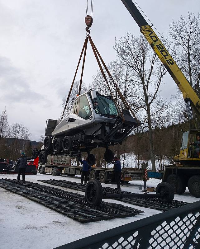 Do Karlova pod Pradědem dorazila největší rolba na světě: Prinoth Beast. Můžete ji vidět v akci každý den dvakrát, před denním i večerním lyžováním u lanovek Karlov Ski Express a Roháč Express.