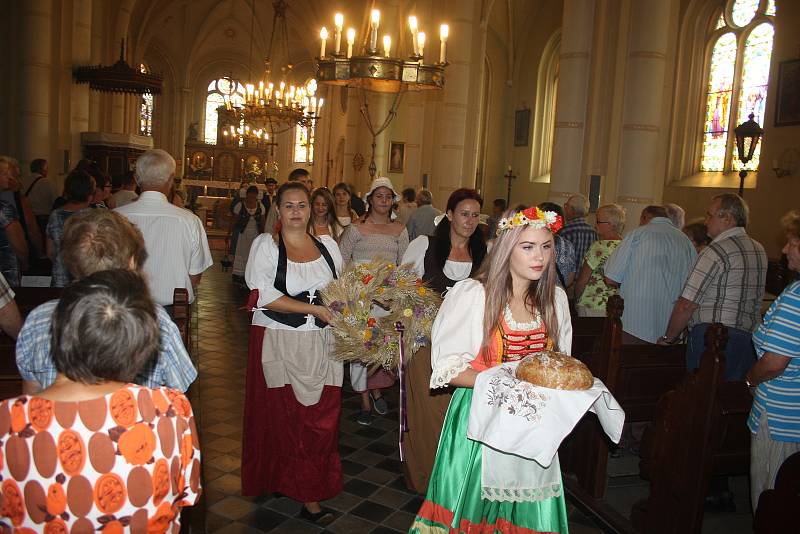 Dříve jsme byli zvyklí jezdit na dožínkové slavnosti do Polska. Nejdřív se tato tradice vrátila do Slezských Rudoltic. Rudoltické dožínky si našly řadu příznivců a dnes už patří k nejvýznamnějším událostem roku.